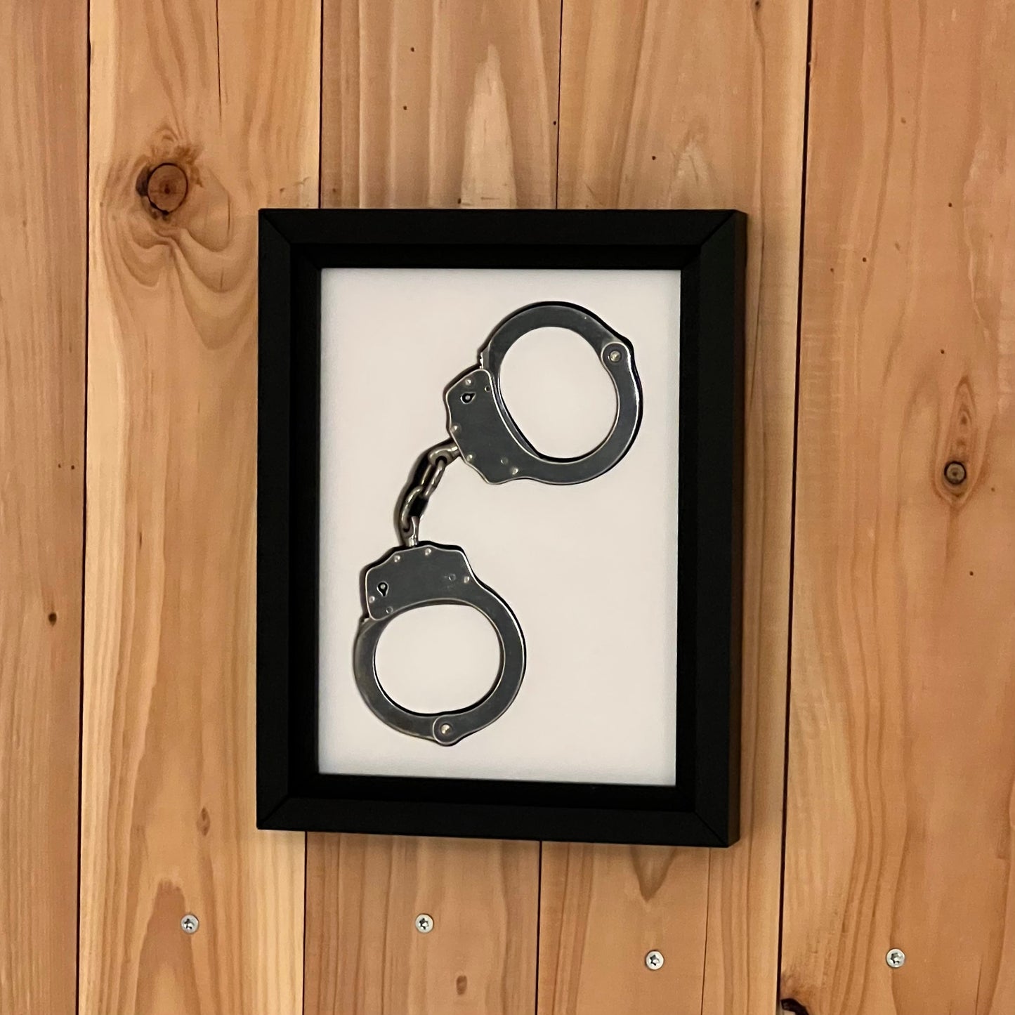 Wandbild mit Handschellen – Herausnehmbares Design-Objekt mit funktionalen Metall-Handschellen